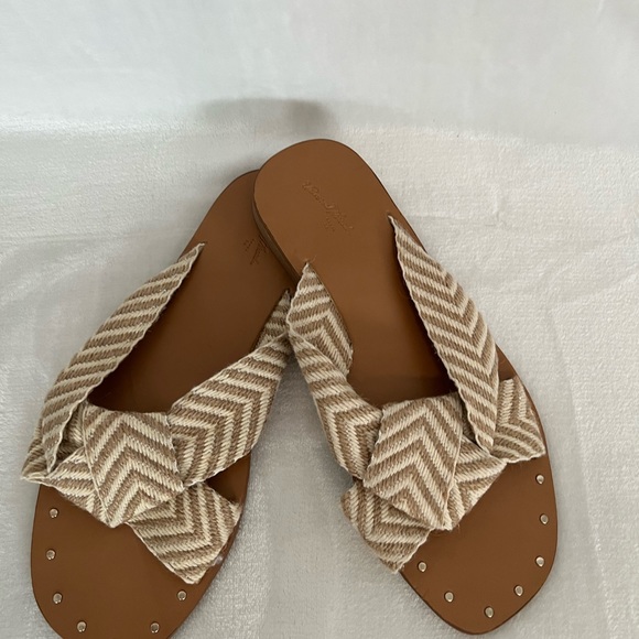 Universal Threads Sandals - Picture 2 of 4